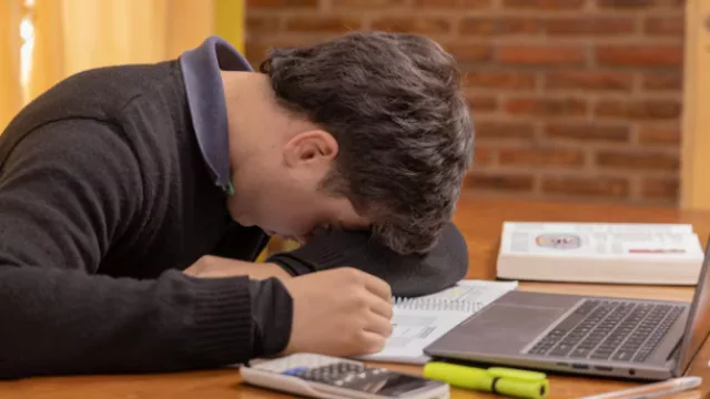 No redactes tu tesis con IA: mejor es que un profesional lo haga por vos (o mejor dicho, Tesis y Másters)