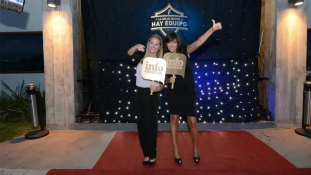 Una divertida red carpet antes del ingreso al salón donde se entregarían los premios