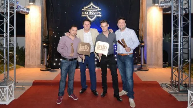 Oxford y 2DMente, agencias amigas que posaron juntas