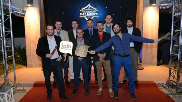 El staff masculino de Grupo Proaco divertidos en la red carpet