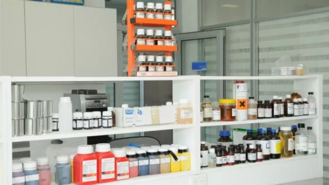 Cuenta con un laboratorio de desarrollo e innovación.