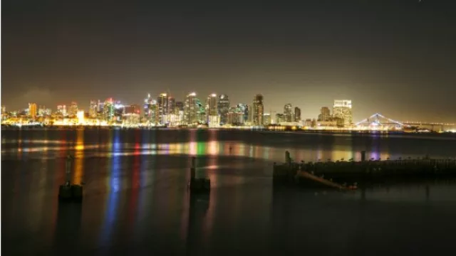 A GE se le prendió la lamparita: creó sistema inteligente que ahorra 45% en alumbrado público