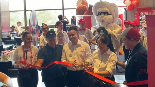 Los fans de KFC hicieron cola en su debut en Córdoba (¿cuánto cuestan sus icónicos Buckets de alitas?)
