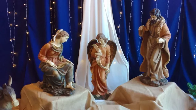 Y un día armar el arbolito de Navidad empezó a “ofender” (por qué Starbucks y otras empresas dejan esta tradición)