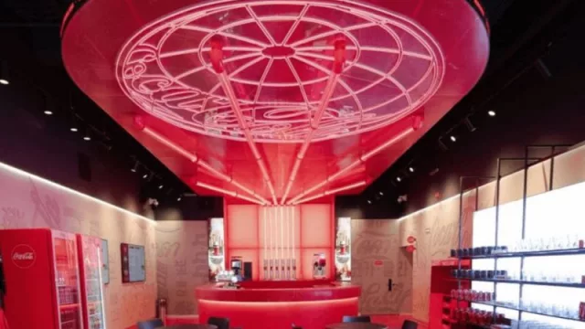 La Casa Coca-Cola: el último y definitivo movimiento en la guerra por la atención (la era del branded planet phydigital)