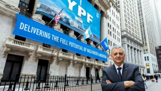 YPF acelera desinversiones para sostener un plan de inversiones de US$ 6.000 millones en Vaca Muerta pese a la baja del petróleo