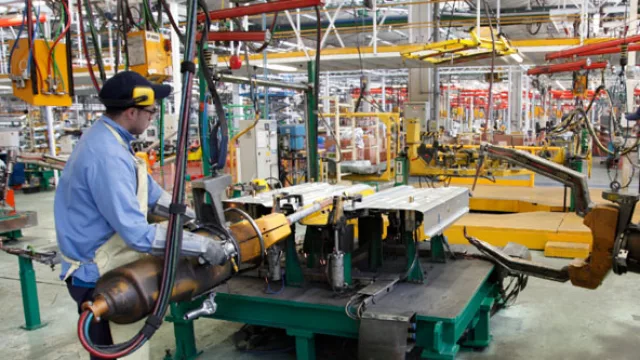 Los operarios empiezan a ensamblar las primeras piezas