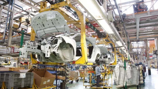 Los autos van girando por todas las estaciones de la planta