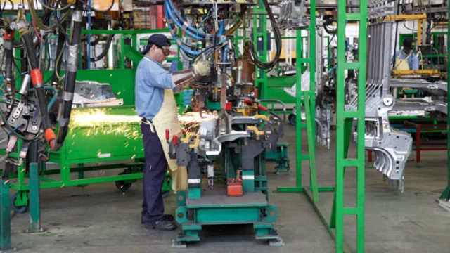 ¡Dame fuego!, operario soldando distintas piezas