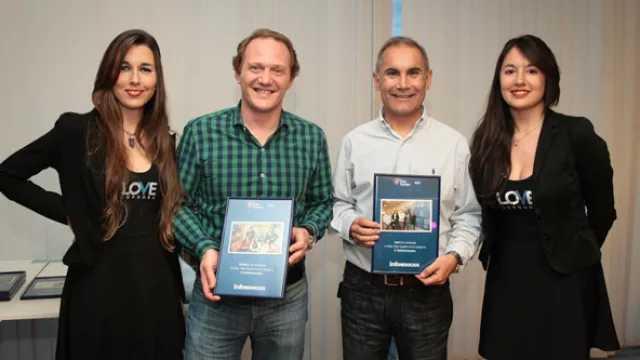 Gabriel Allasia, en representación del equipo de Globant y Fernando Patrito por Intel recibieron sus distinciones. MercadoLibre es la tercera en de la terna.