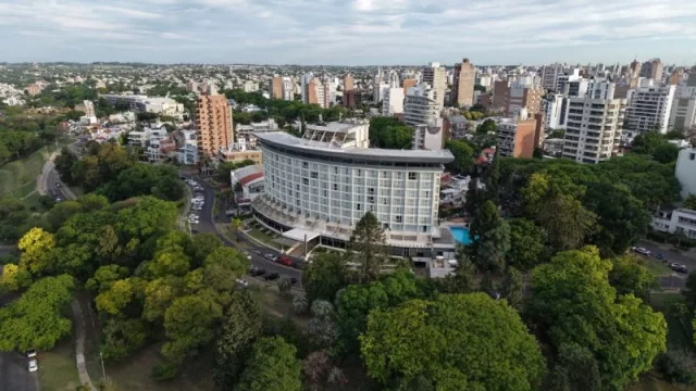 Howard Johnson Mayorazgo Paraná incorpora cargadores de alta velocidad para autos eléctricos y apuesta al turismo sostenible