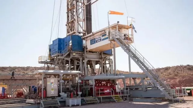 Vaca Muerta moderó su ritmo en noviembre y la producción nacional de petróleo retrocedió 0,6%