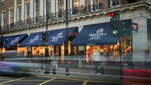 Superdry, la reconocida marca británica de indumentaria premium, llegará en 2026 a Argentina