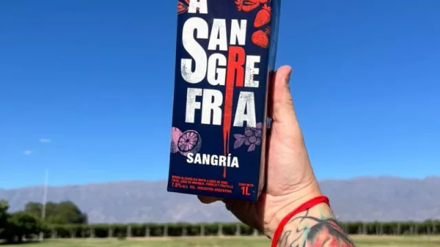 “A Sangre Fría”, la sangría que se originó en el baile cordobés, elaborada con jugo del litoral y vino riojano