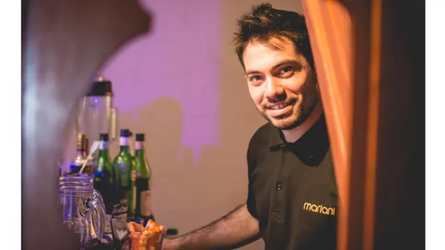 Fernando Marcucci, espera a los invitados con los mejores tragos atrás de la barra de Dr. Jeckyll.