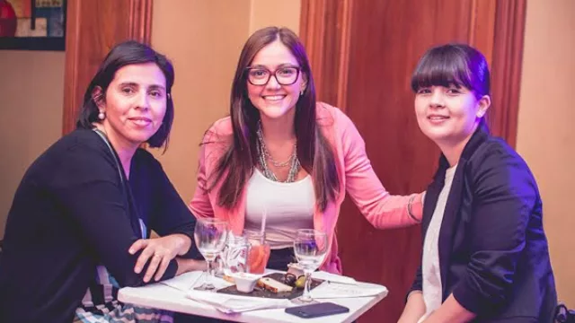Las chicas del departamento de marketing de Ferniplast junto Marybel Álvarez Gatti (Kolektor) aportan frescura y belleza a la noche.