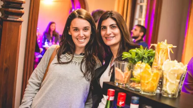 Madna Ruchaid (Vitnik) y su partener en el área de comunicación de la empresa, disfrutaron de la barra de Dr. Jeckill.