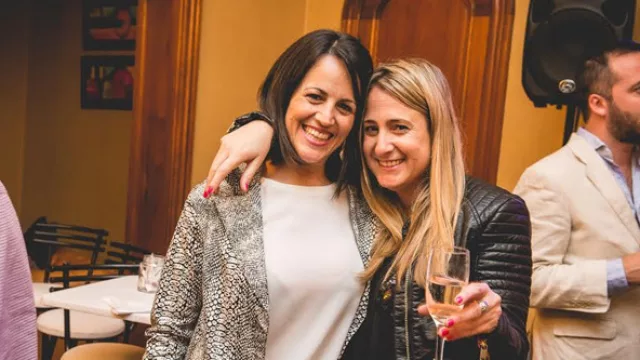 Las amigas sean unidas, esa es la ley primera. (¿O no Laura Massari (IARSE) y Cay García Velez (Delfos)?