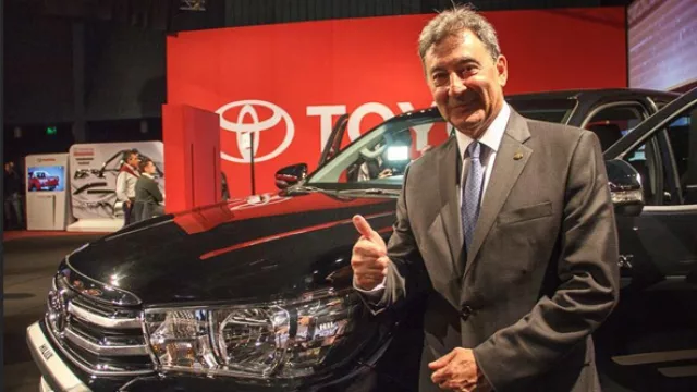 Toyota lanzó la nueva Hilux para competir... con Hilux (fabricarán 140 mil unidades y la Innova está en los planes)