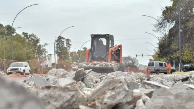 Repavimentan la avenida Vélez Sársfield en la intersección con Cruz Roja Argentina