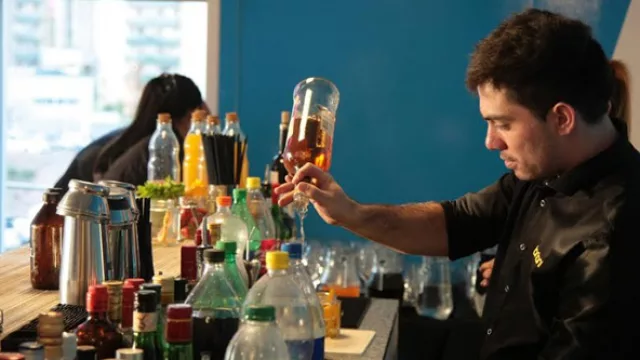 Un clásico, la barra de Dr. Jeckyll - comandada por Fernando Marcucci - mide la temperatura de la noche.