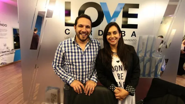  ¿Y si esperamos a todos los invitados acá? (Se preguntan José Posada y Valeria Maizón de Inverco).