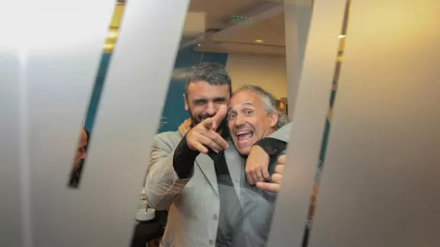 El evento fue el escenario perfecto para que nuestro querido Álvaro Corral festejara su cumpleaños. (¡Digan "wisky" Guillermo López y Álvaro Corral!)