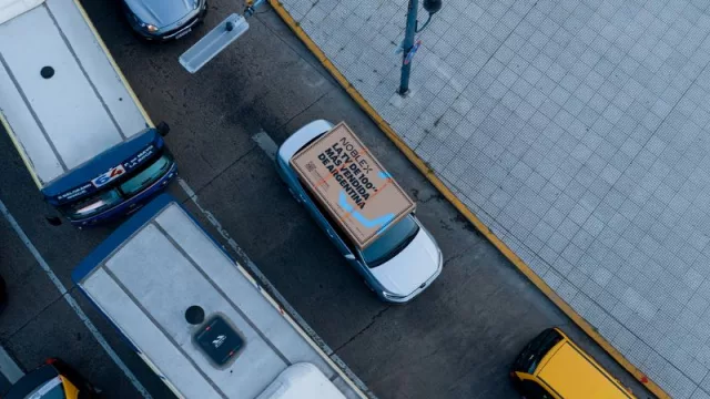 Así se ven 100 pulgadas: Noblex convirtió su TV más vendida en un billboard rodante para mostrar su tamaño real