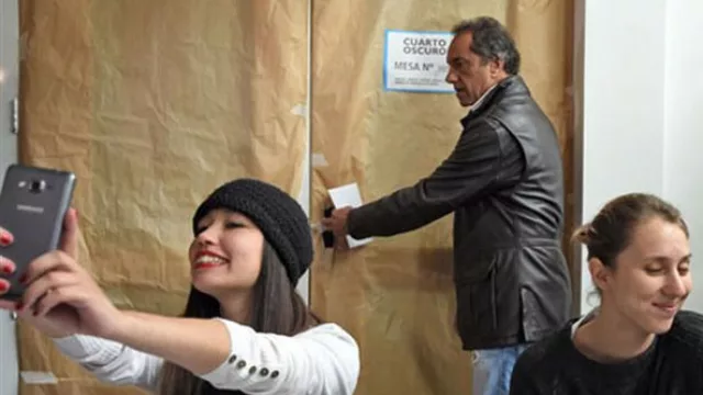 Curiosidades de la elección: la chica selfie, el candidato del telo y la urna en el baño