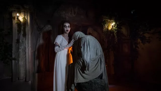 La primera que te recibe y te cuenta del recorrido. Los ojos de zombies son impecables.