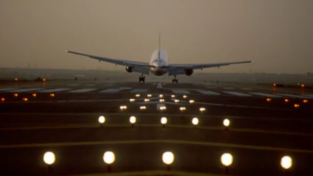 Emirates - Avión despegando