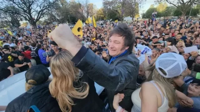 Javier Milei llega al Festival de Doma y Folklore de Jesús María ante un estadio colmado (será el tercer presidente de la Nación en arribar al evento)