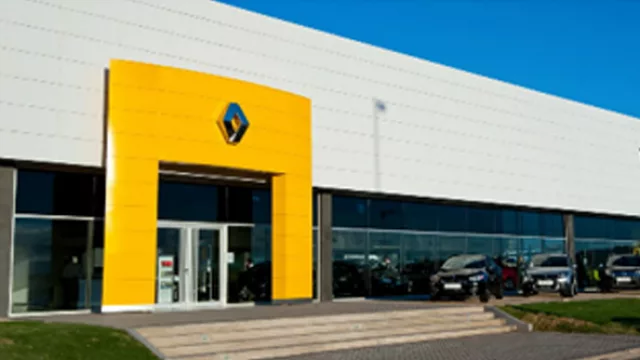 Date una vuelta en un Renault con Gabriel Pozzo (y de paso chusmeá los 0km de Tagle)