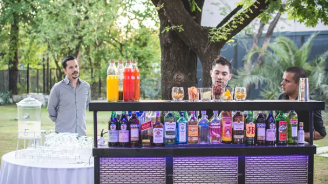 Relojeando. Mati Mariani (Mariana SG) supervisa la barra de tragos, que tuvo una alta demanda en el evento.