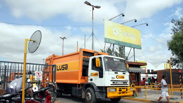 200 palitos y 100 empleados