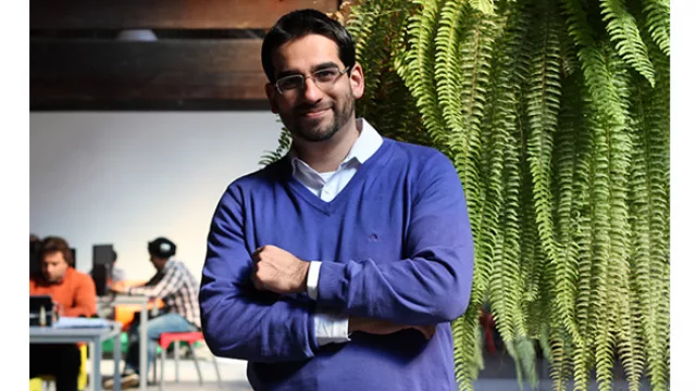 Emanuel Vilte, la cabeza de la App que deslumbró al jurado en el MIT (Foto MIT Technology Review /Sofía Orellano)