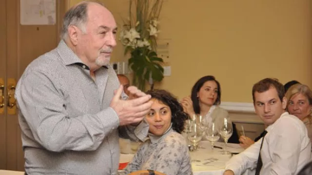 Enrique Chrabolowski, brindando una cata a ciegas