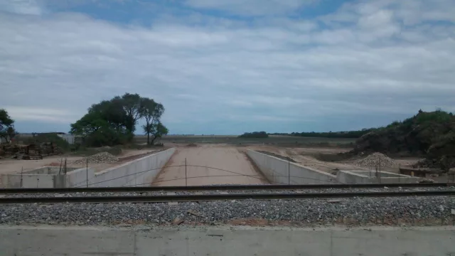  ...desde ese acceso, se podrá observar la nueva “ciudad”, hoy un campo sembrado con soja.