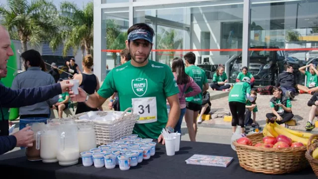 Tras la carrera, los participantes podrían recuperar energías con frutas y lácteos.