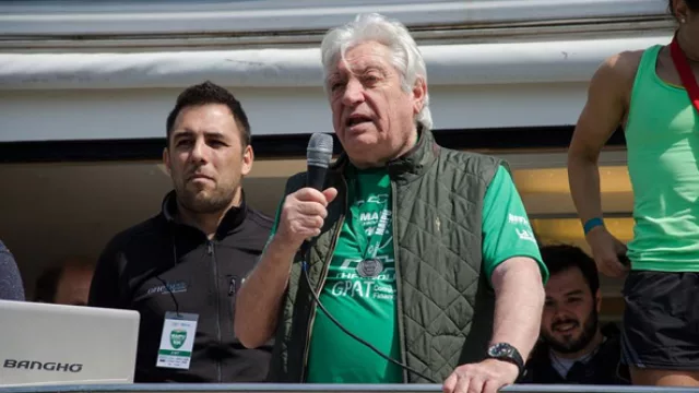 Héctor Ravenna, de Mundo Maipú, agradeciendo la participación de los corredores. 