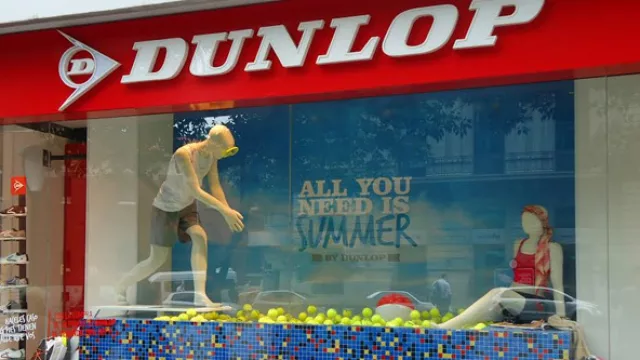 Dunlop llena de creatividad -y de pelotitas- sus vidrieras (abre nuevo local en el centro)