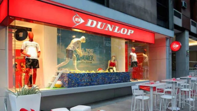 Dunlop llena de creatividad -y de pelotitas- sus vidrieras