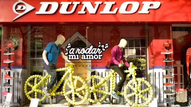 Dunlop llena de creatividad -y de pelotitas- sus vidrieras