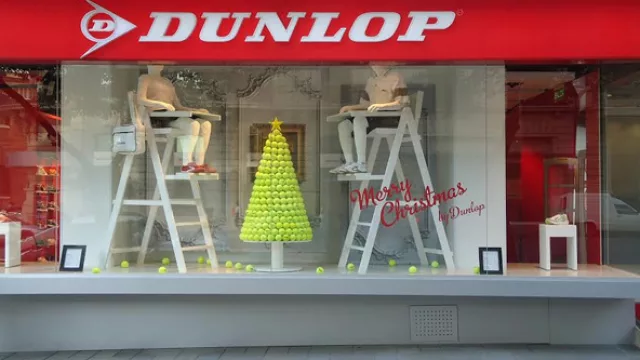 Dunlop llena de creatividad -y de pelotitas- sus vidrieras