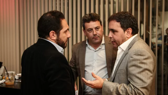 El equipo de CyS Ideas, en plena charla con José Posada (Inverco).