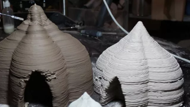 Permite construir casas baratas hechas con una pasta hecha de arcilla, agua y fibras vegetales.