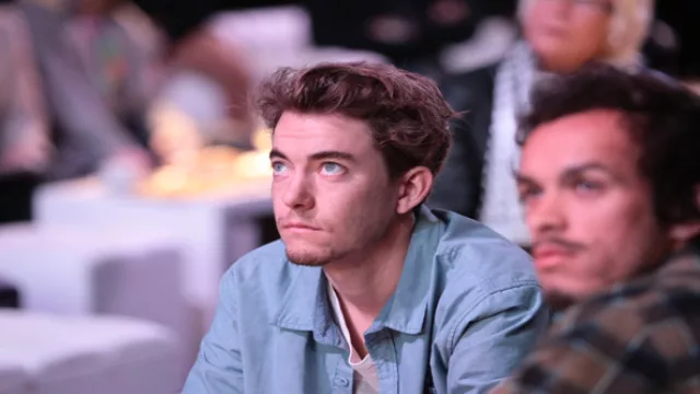 Ale Amman de Boina, atentísimo.