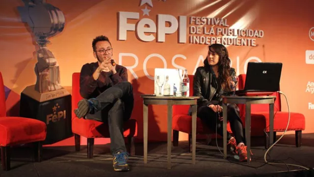 Marcos Zabala y Sofía Patoco, docentes de la Diplomatura Crea, empezaron con la primera parte del Workshop “El paradigma Jamaica bajo cero" (Cómo llevar adelante una idea inédita con pocas herramientas).