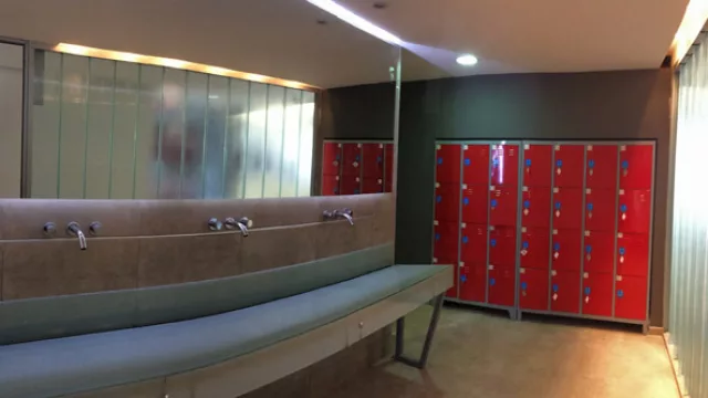 Los baños cuentan con lockers personales. 