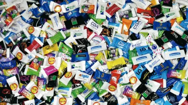 Los caramelos publicitarios, una efectiva herramienta de marketing). Foto: Marcos Cabral